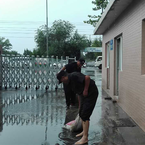 冒著大雨清理